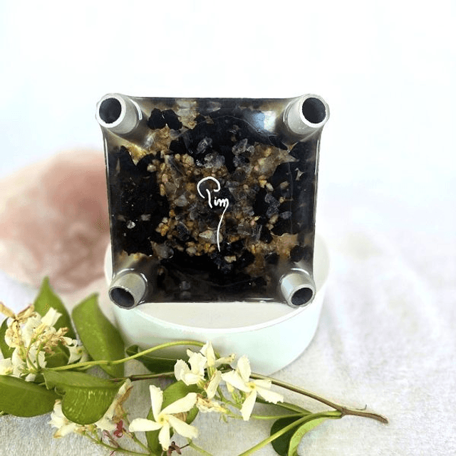 Orgonite pyramide fleur de vie doré et lapis lazuli 