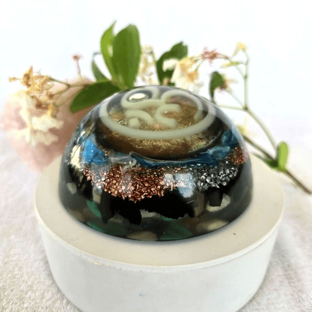 Orgonite dôme symbole OM 10 cm