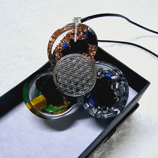 Pendentif orgonite Artpim triskèle vert