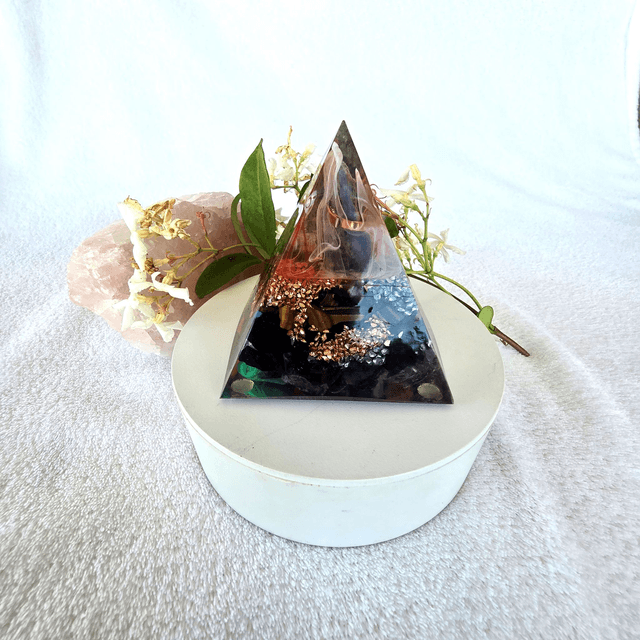 Orgonite pyramide fleur de vie doré et sodalite 