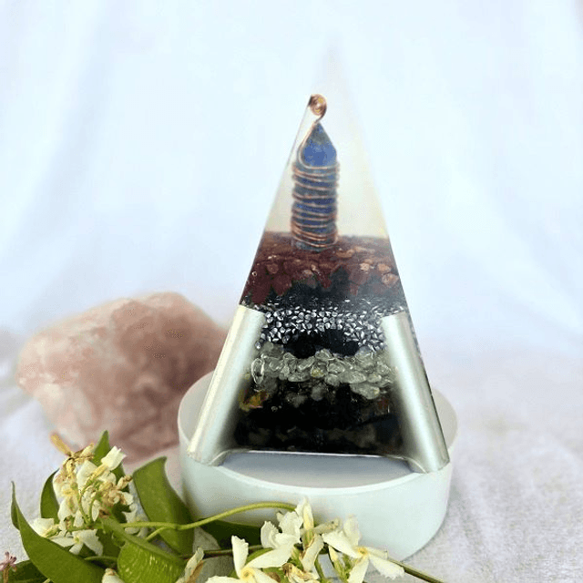 Orgonite pyramide fleur de vie doré et lapis lazuli 