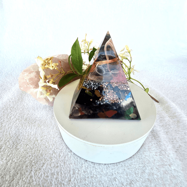 Orgonite pyramide fleur de vie doré et sodalite 