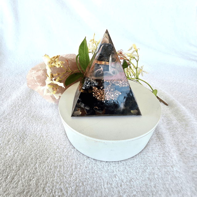 Orgonite pyramide fleur de vie doré et sodalite 