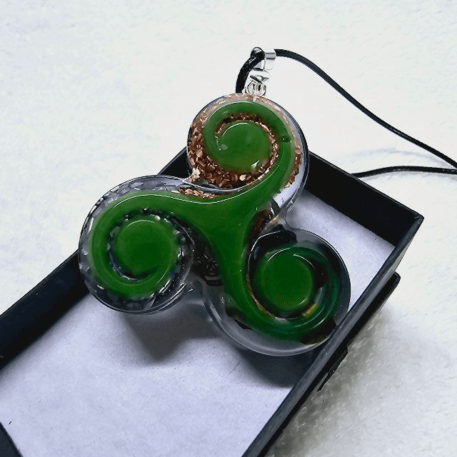 Pendentif orgonite Artpim triskèle vert