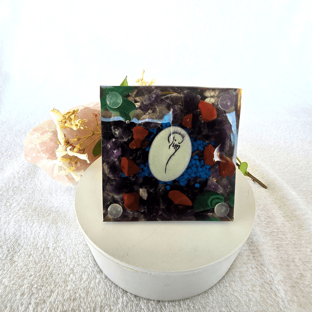 Orgonite pyramide fleur de vie doré et sodalite 