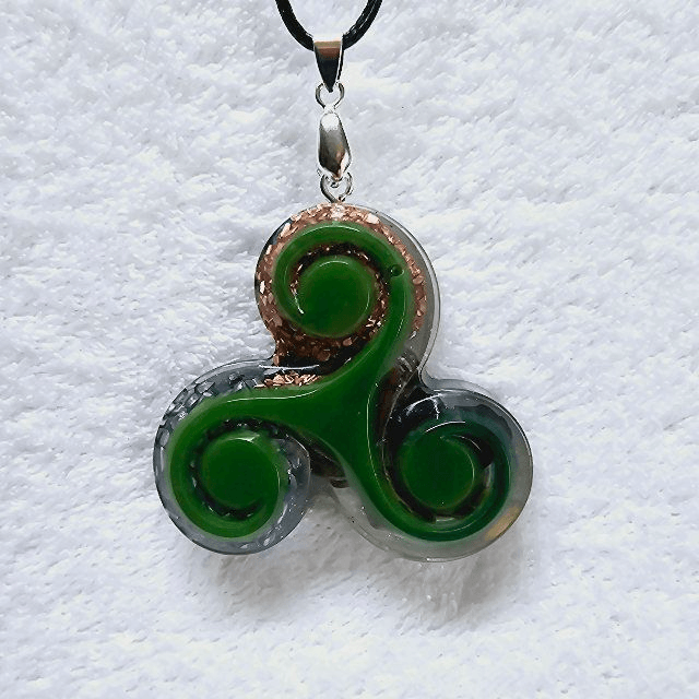 Pendentif orgonite Artpim triskèle vert