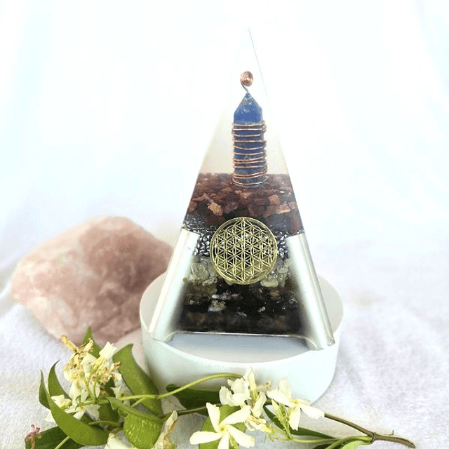 Orgonite pyramide fleur de vie doré et lapis lazuli 