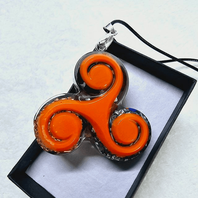 Pendentif orgonite Artpim triskèle orange