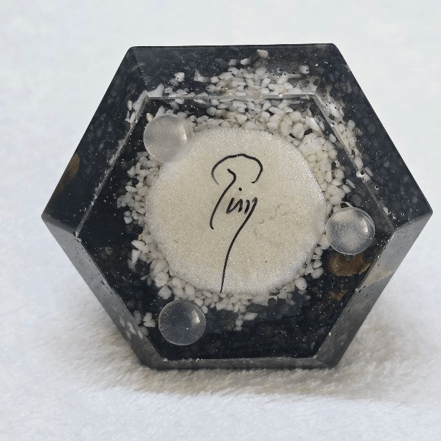 Orgonite pyramide fleur de vie argent hexagonale.